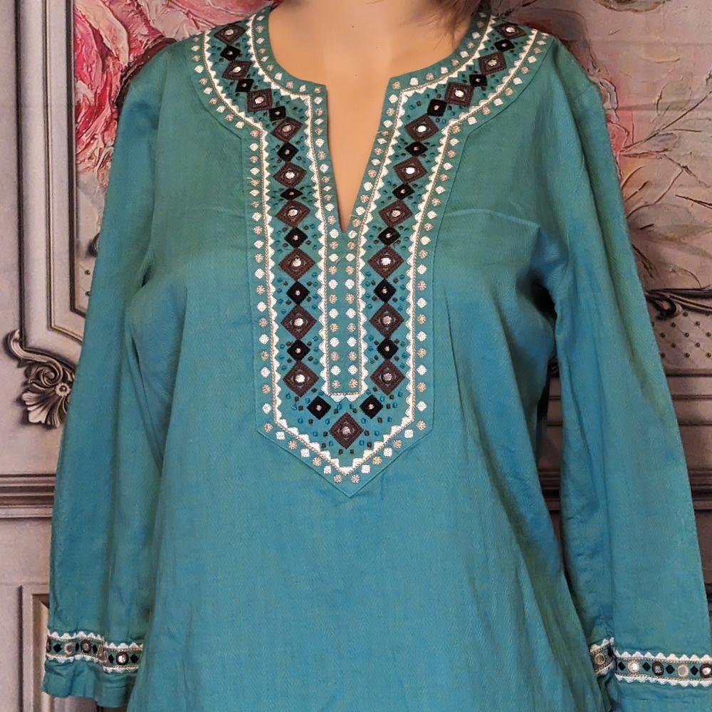 Size Small, turquoise, embellished tunic top. Pre-owned. #011 Dana Buchman